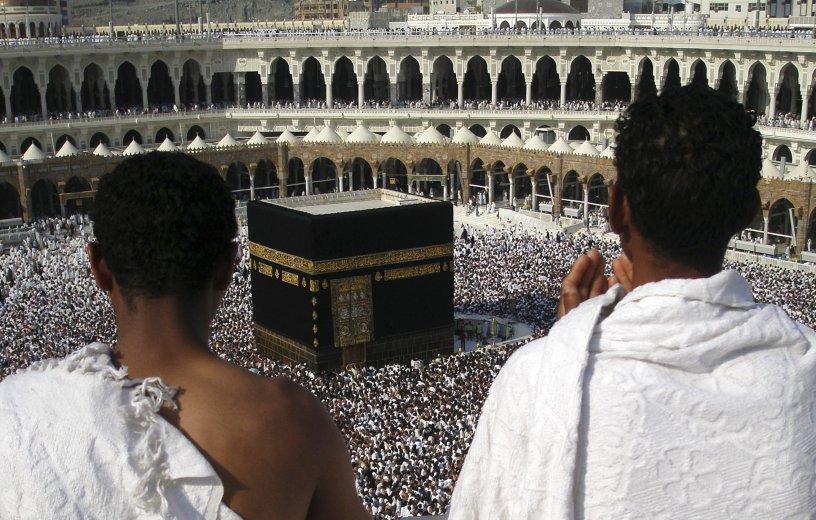 Muslim pilgrims praying at the Kabah, the House of God, in Makkah (c) IB Times